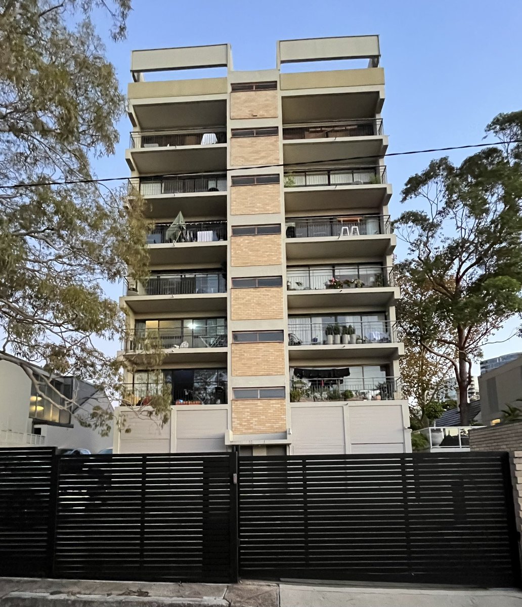 Fine small footprint c1970, obviously architect-designed #sydneyapartmentbuilding on Edgecliff Rd near Bondi Junction.
Perhaps 2/floor, well-detailed, too much surface parking, but 4 magnificent mature trees that match building height.
Anyone know the architect?