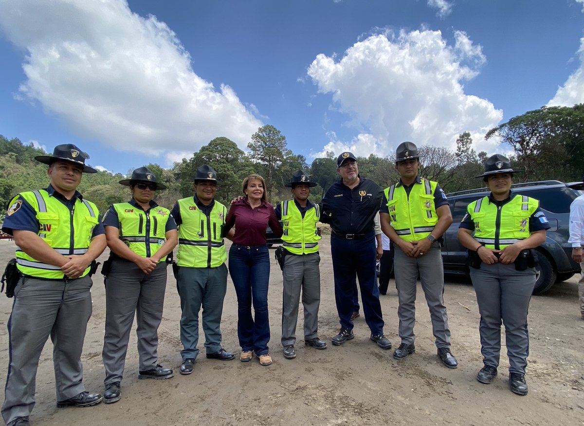 Hemos finalizado con éxito nuestra gira de trabajo en Baja Verapaz, Alta Verapaz y Jalapa: 🏗️ En Baja Verapaz, inauguramos junto al @MICIVIguate el puente que se encuentra en el municipio de Santa Cruz, El Chol. Un proyecto que estaba abandonado por la irresponsabilidad del