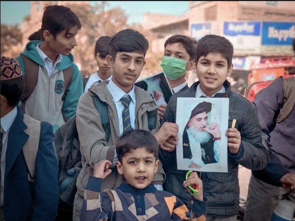 lover_tlp72362's tweet photo. *گُھٹنے نا ٹیک دے کوئ باطل کے سامنے*😏
*سناتے رہو بچوں کو قصے خادم حسین کے*💪
#TLPProposesJihadForGaza #السعوديه_العراق https://t.co/Z7BJM7gqrR