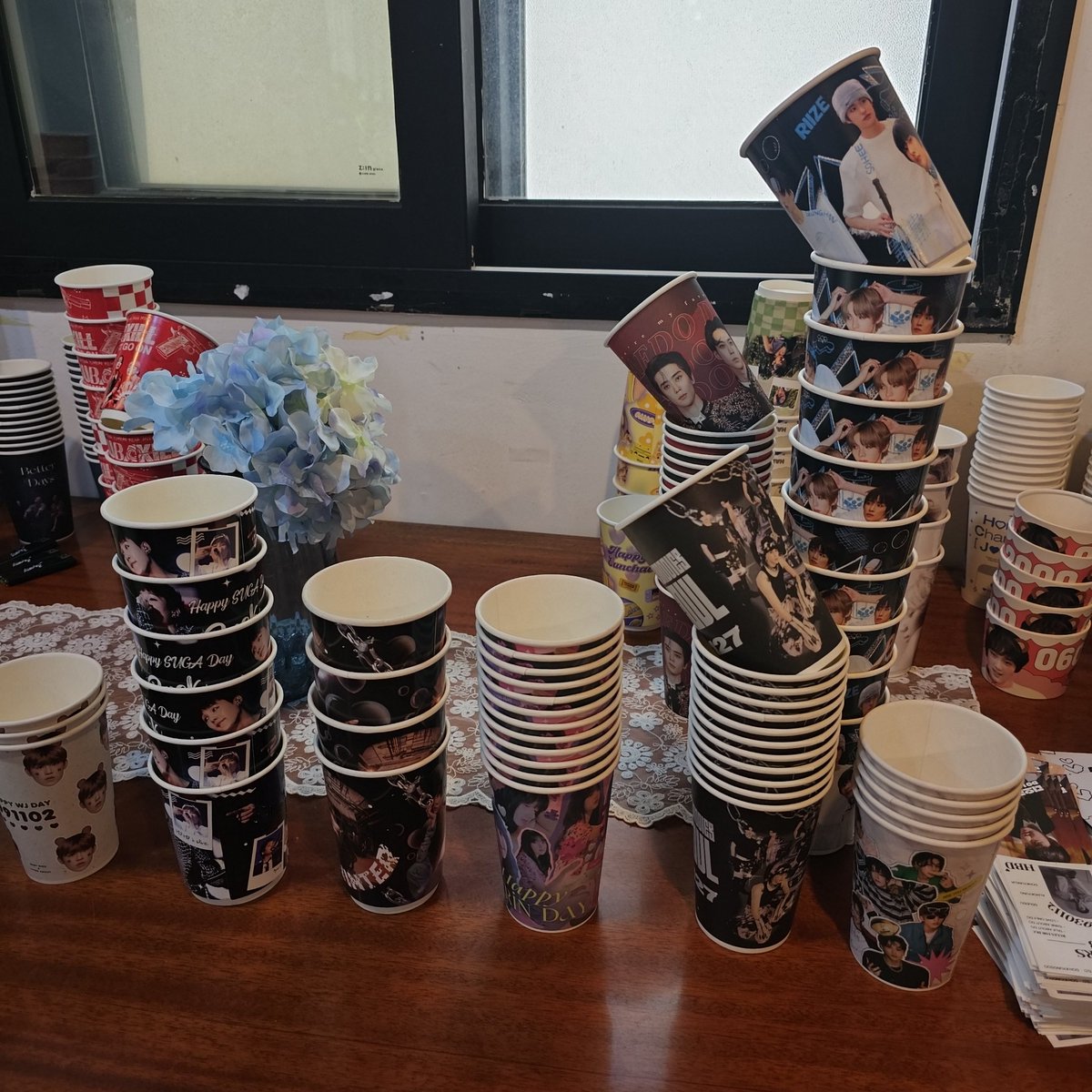 overfilled12's tweet photo. 꺼내놓고 보니 엄청 많아져버렸다(..)

엔시티 몬스타엑스 세븐틴 츠바킬 르세라핌 디오 더보이즈 상견니 소년적니 듄 예린 정원 라이즈 
여러가지 있어요🥳 https://t.co/FbZ1EUqCvg
