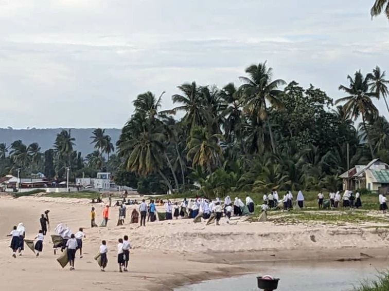 Educative clean up at Makuti beach at Lindi was Amazing. In Earth Day celebration We feel proud to make the students understand the impact of plastic in the environment and water bodies. We believe in investing in the game changer and contribute to sustainable development goals.