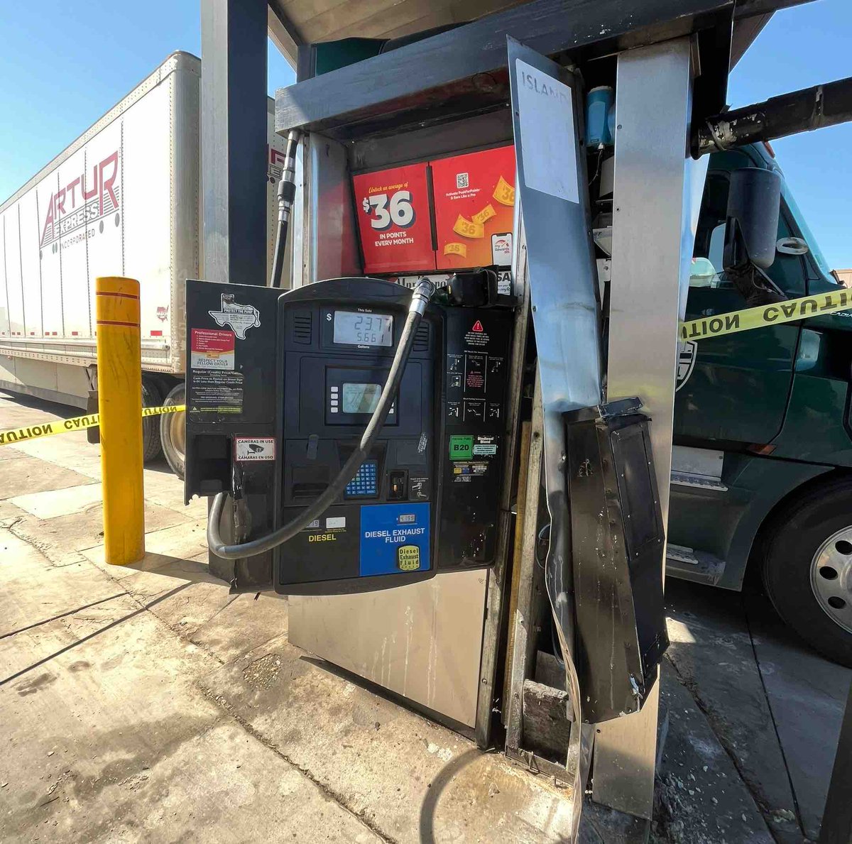 D_H_United's tweet image. Wow! The reality of another Man vs Pump. We are there to get that pump back up or replaced and back in service. #dhunited #service #uptime #manvspump