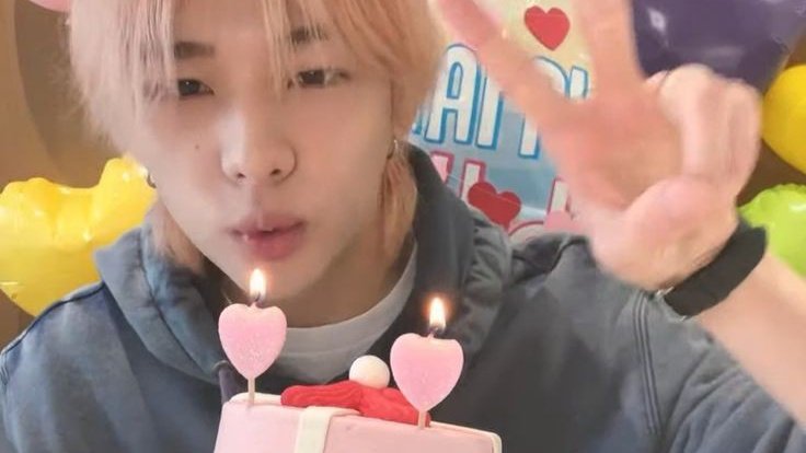 poemsdoll's tweet photo. me puse así de bonita, toda rosita, tan coquette para cantarle las mañanitas a el cumpleañero más #𝚑a͟w𝑘e𝚢eː抑心 del día ⁎⁺˳✧༚ 🎂 ♡ solo esperemos y comparta un poquito de ese pastelito ꘓꞋꞋ៰៰꣓ hbd pwetty boy! 

𝐚𝕝i𝒵𝕖é 𝜗&amp;𝜚 co. https://t.co/jm4WIm5bDX