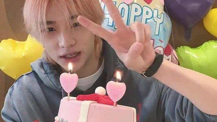 me puse así de bonita, toda rosita, tan coquette para cantarle las mañanitas a el cumpleañero más #𝚑a͟w𝑘e𝚢eː抑心 del día ⁎⁺˳✧༚ 🎂 ♡ solo esperemos y comparta un poquito de ese pastelito ꘓꞋꞋ៰៰꣓ hbd pwetty boy! 

𝐚𝕝i𝒵𝕖é 𝜗&amp;𝜚 co.