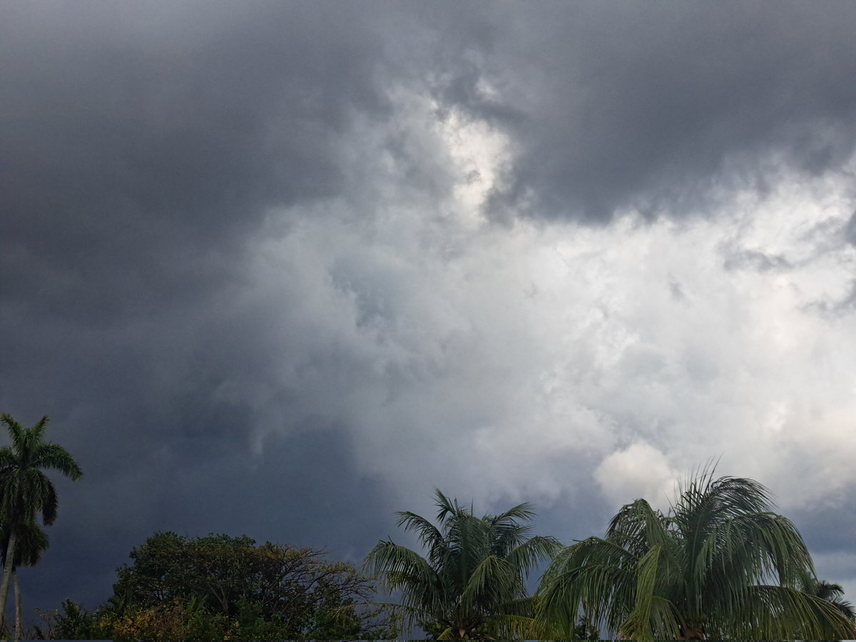 chelliebeach954's tweet photo. Something wicked this way comes ⛈️🌧🌦💘 #EyesToTheSkies #GreySkiesEasyOnTheEyes #HiSky https://t.co/Obmty1O7du