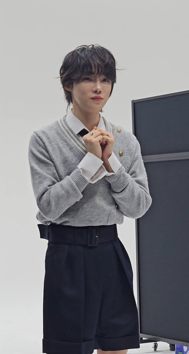 손을 계속 하트 모양으로 하구있어 귀여워..