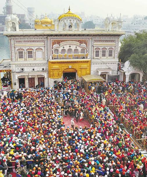 ਵਰਕੇ ਉੱਪਰ ਅੱਗ ਨਾ ਰੱਖੀ, ਕਮਲੇ ਦੇ ਸਿਰ ਪੱਗ ਨਾ ਰੱਖੀ l
 ਬੁੱਲੇ ਸ਼ਾਹ ਦੀ ਮੰਨ ਲੈ ਸੱਜਣਾ, ਕੌਮ ਦਾ ਰਾਖਾ ਠੱਗ ਨਾ ਰੱਖੀ l
#Sikh #SriDarbarSahib #Amritsar #SikhHistory #Sikhsm #KhalsaPanth