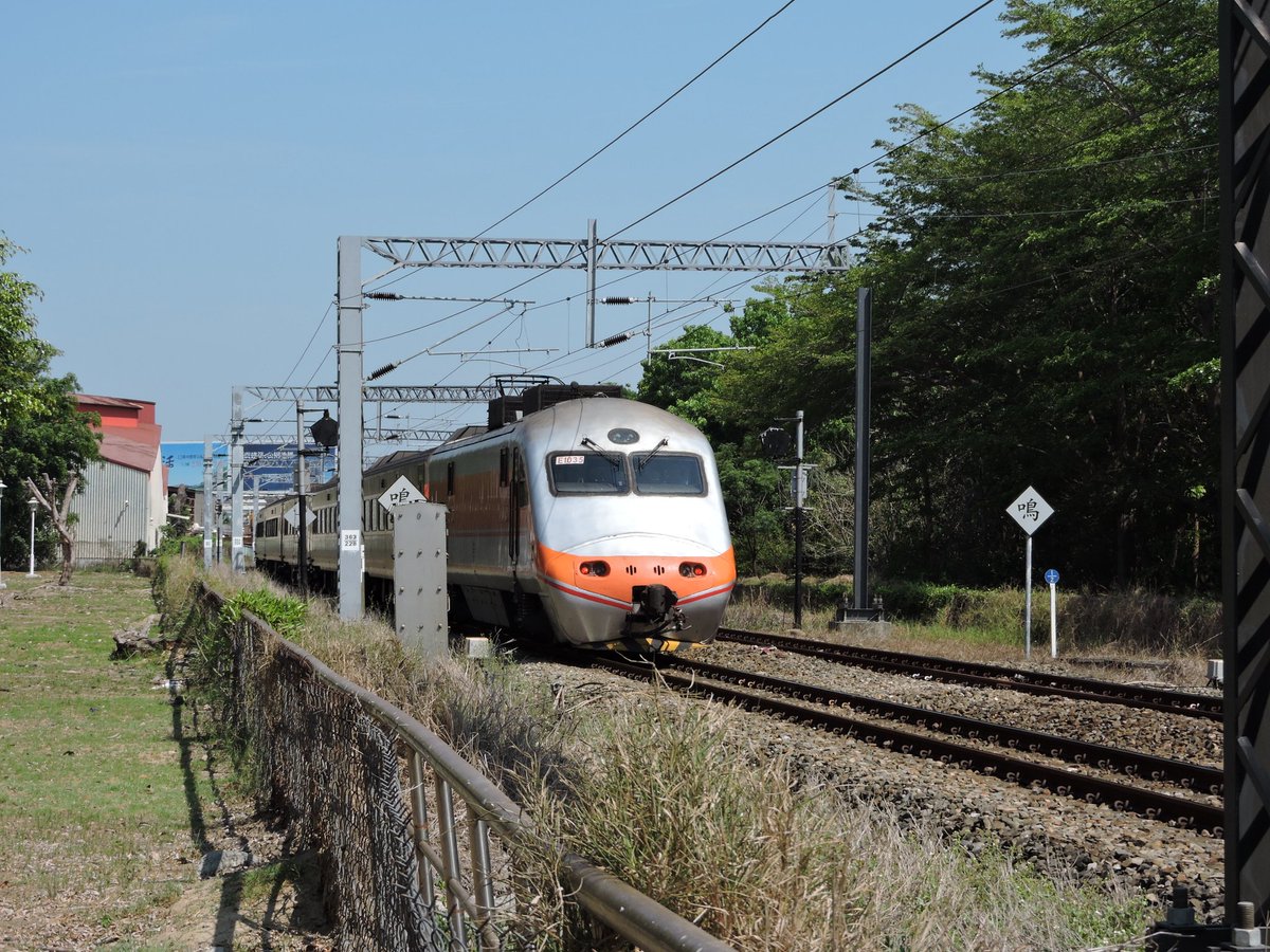 TaiwanRailway NO 118 Tzu-Chiang Express,from Chaozhou to Qidu
The E1000 locomotive will be replace by E500 soon
#Railways #TaiwanRailway