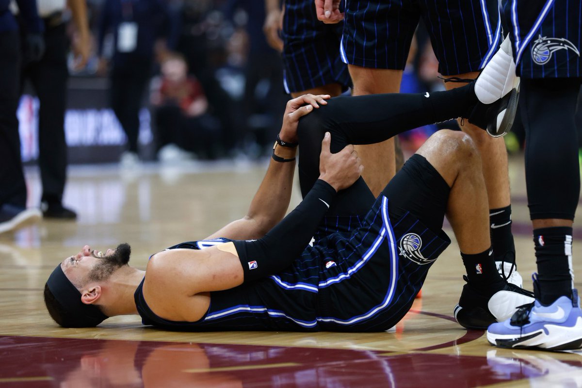 Orlando Magic guard Jalen Suggs returns after being helped off with left knee injury against Cavs trib.al/rVRPXZj