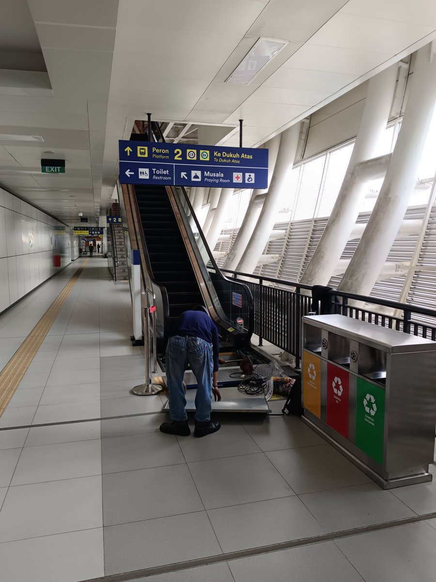 I took the LRT to avoid seeing too many broken escalators on the commuter line stations.. But at Cikoko station this one is not working currently. 😅