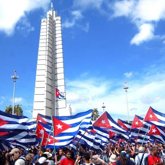 Un 1ro de Mayo del año 2000 Fidel en el acto por el día de los trabajadores expuso ante el pueblo el concepto de ' Revolución' #CubaViveEnSuHistiria @CubacooperaDj @Colaboracionqba