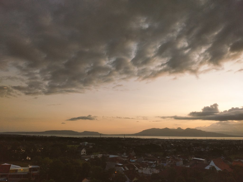 AnyarKamp's tweet photo. @aristamahr langit senja selat Bali https://t.co/0MhVLPw5a6