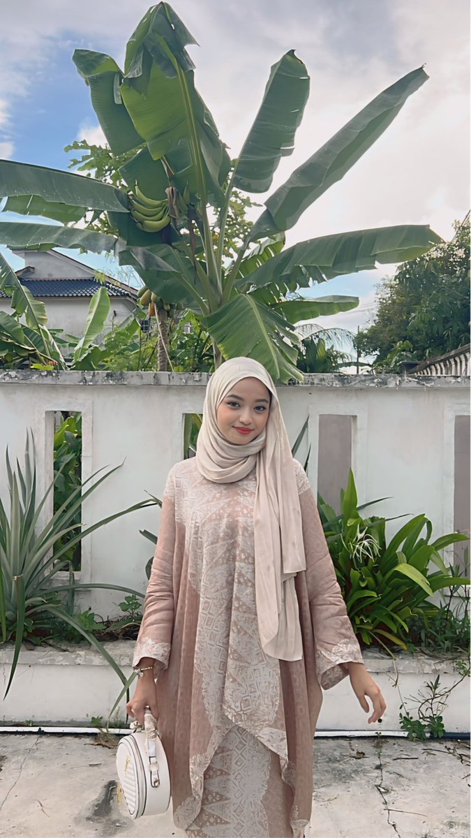 SabrinaNazha's tweet photo. selamat hari raya semua 🤍 https://t.co/elajQZiUuu