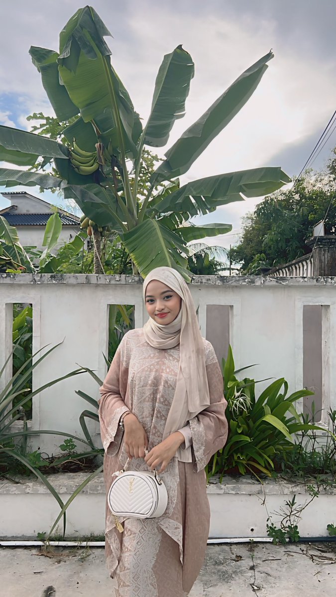 SabrinaNazha's tweet photo. selamat hari raya semua 🤍 https://t.co/elajQZiUuu