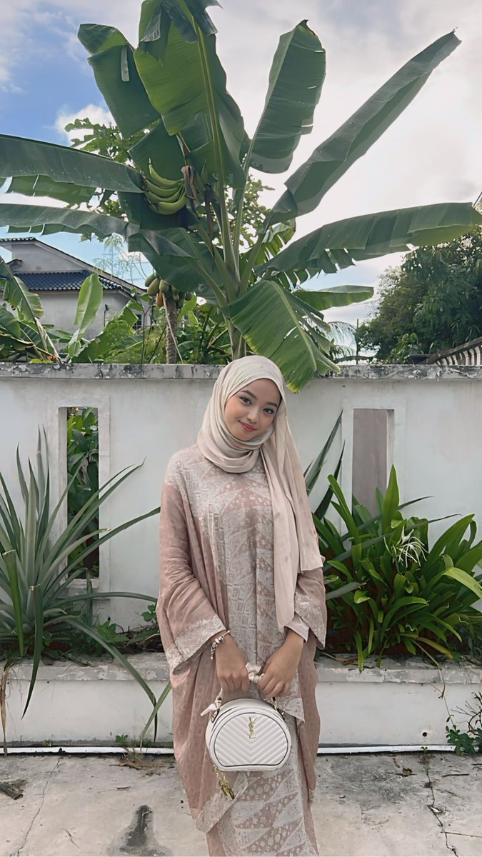 SabrinaNazha's tweet photo. selamat hari raya semua 🤍 https://t.co/elajQZiUuu