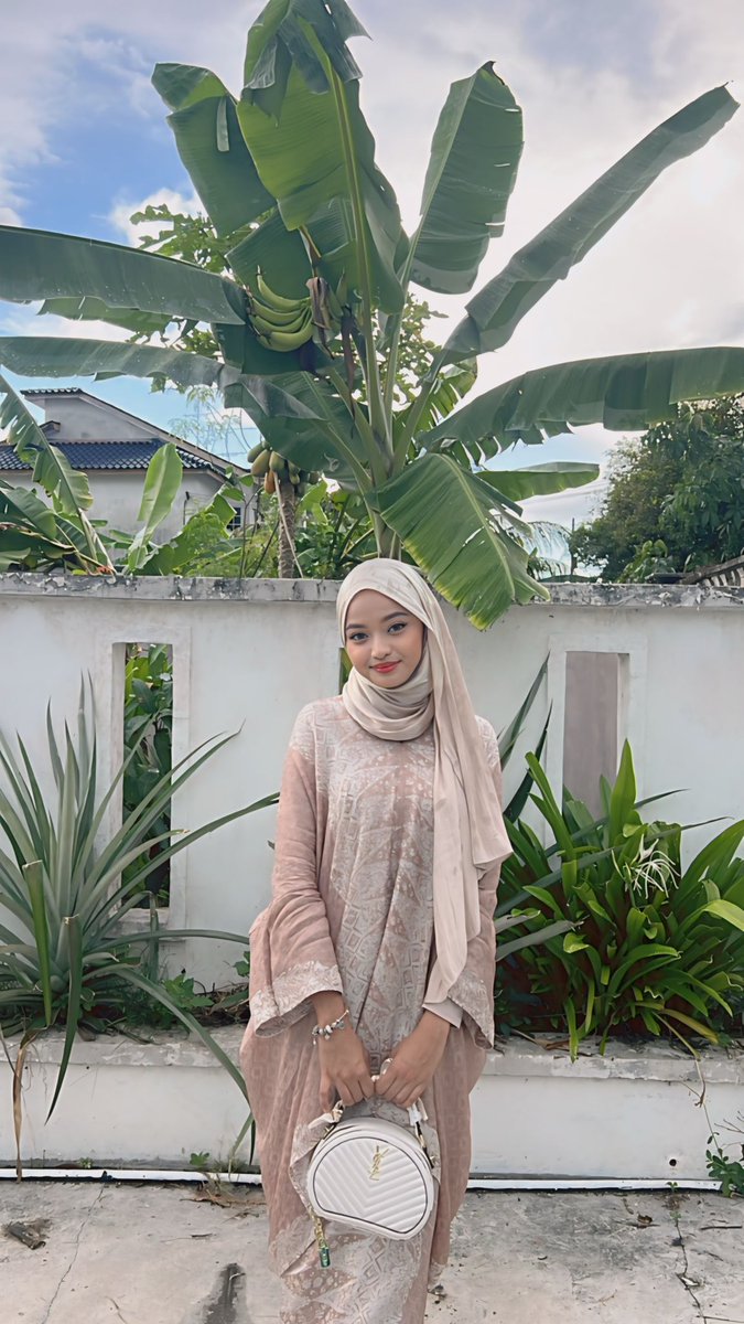 SabrinaNazha's tweet photo. selamat hari raya semua 🤍 https://t.co/elajQZiUuu