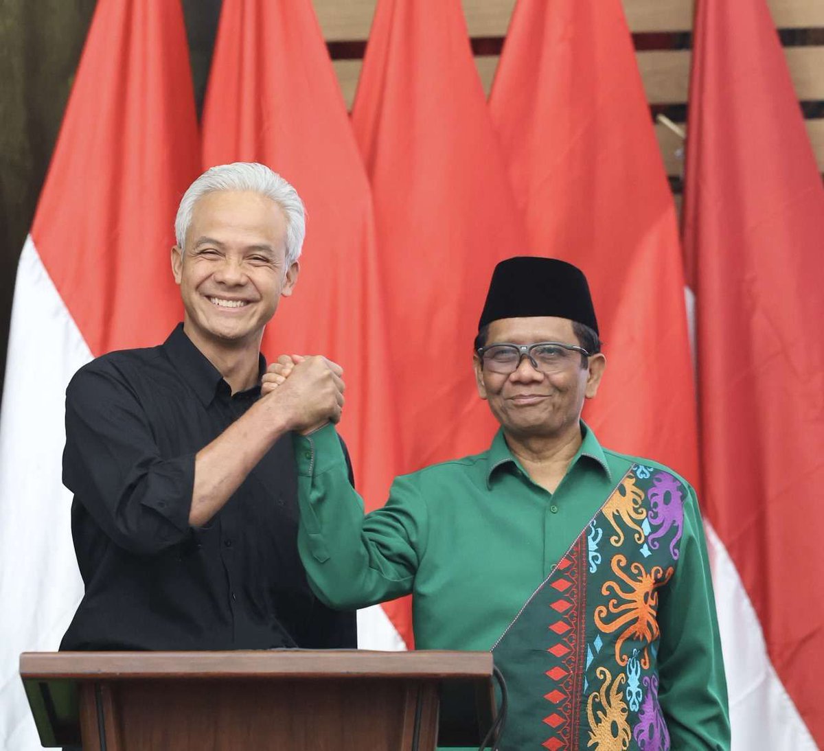 Sampai Kapanpun kami akan bersama Kalian &amp; mencintai Kalian <a href="/ganjarpranowo/">Ganjar Pranowo</a> <a href="/mohmahfudmd/">Mahfud MD</a> selama kalian Menjunjung tinggi nilai² Demokrasi.
Tp saat kalian Melenceng dari Nilai² itu, maka Kami akan paling Depan Mengkritik kalian.

Krn kami Mencintai krn Nilai bkn krn Tokoh..!!