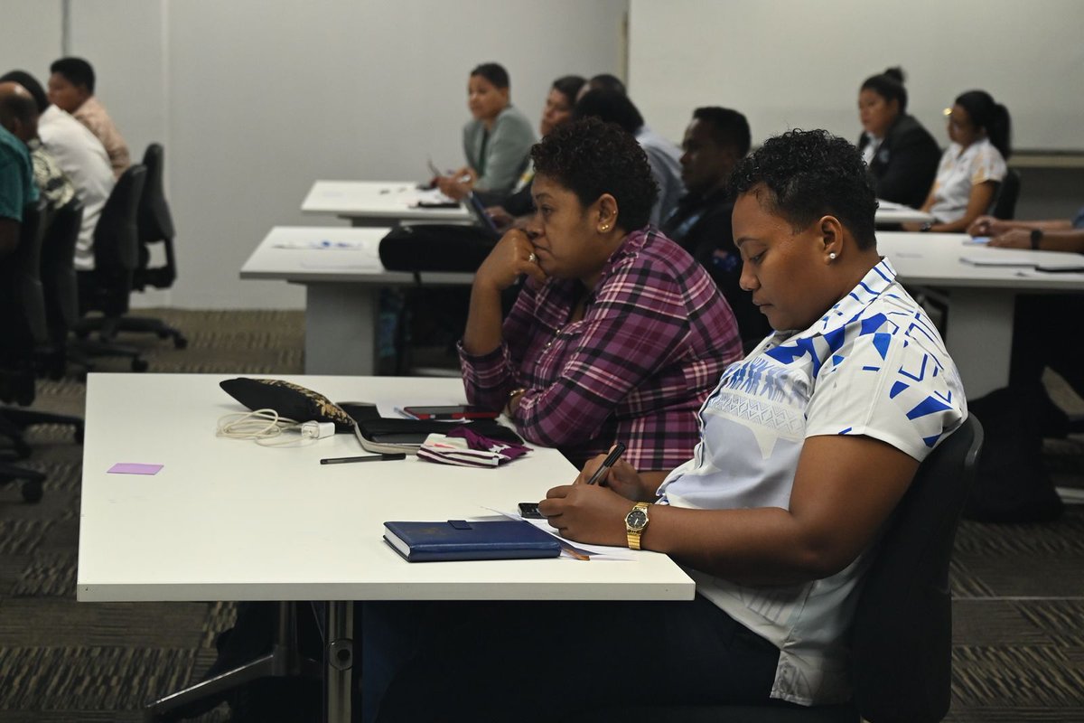 Police👮, Fiji Revenue & Customs Service & Fiji Immigration officials meet to discuss emerging transnational crimes & enhance networking for improved security responses, thanks to the support of @AusFedPolice & 🇳🇿 TCU's For more info 👇 police.gov.fj/view/3007 #latepost