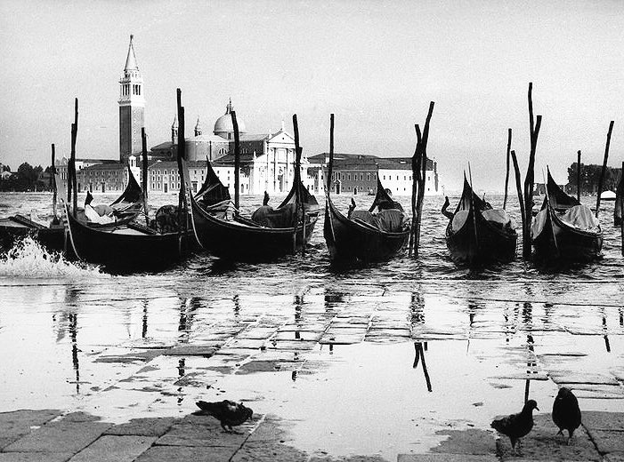 Ricordi a filo d'acqua Gondole in Bacino San Marco. Venezia, 1974 © Paolo Monti [BEIC, CC BY-SA]