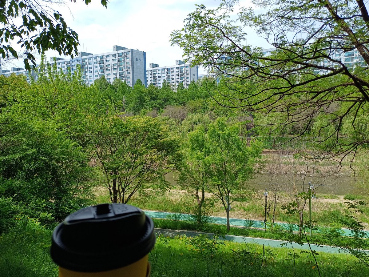 병원에서 정기 검사하고 따사로운 햇살 맞으며 걷다가 잠시 휴식....살랑살랑 바람도 불고 지저귀는 새소리도 평화롭다.