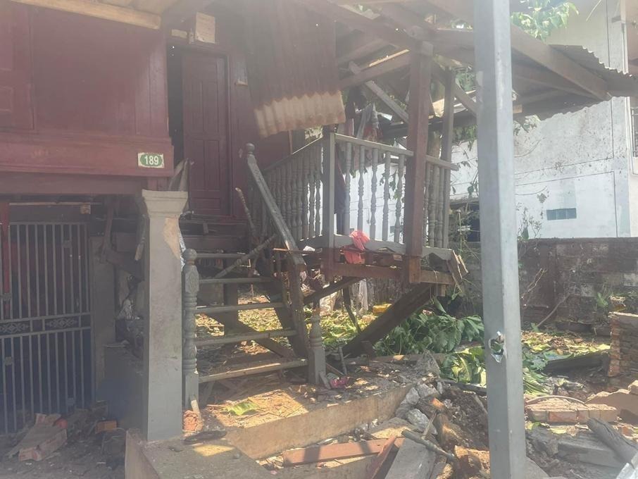 Two residents of Kaw Gu & Naung Khit villages in Kawkareik Township #Karen were injured, and several homes were damaged when the junta's 81 Infantry Battalion launched artillery attacks. The incident occurred last Saturday, after 12:30 PM, with artillery shells exploding. 

1/2
