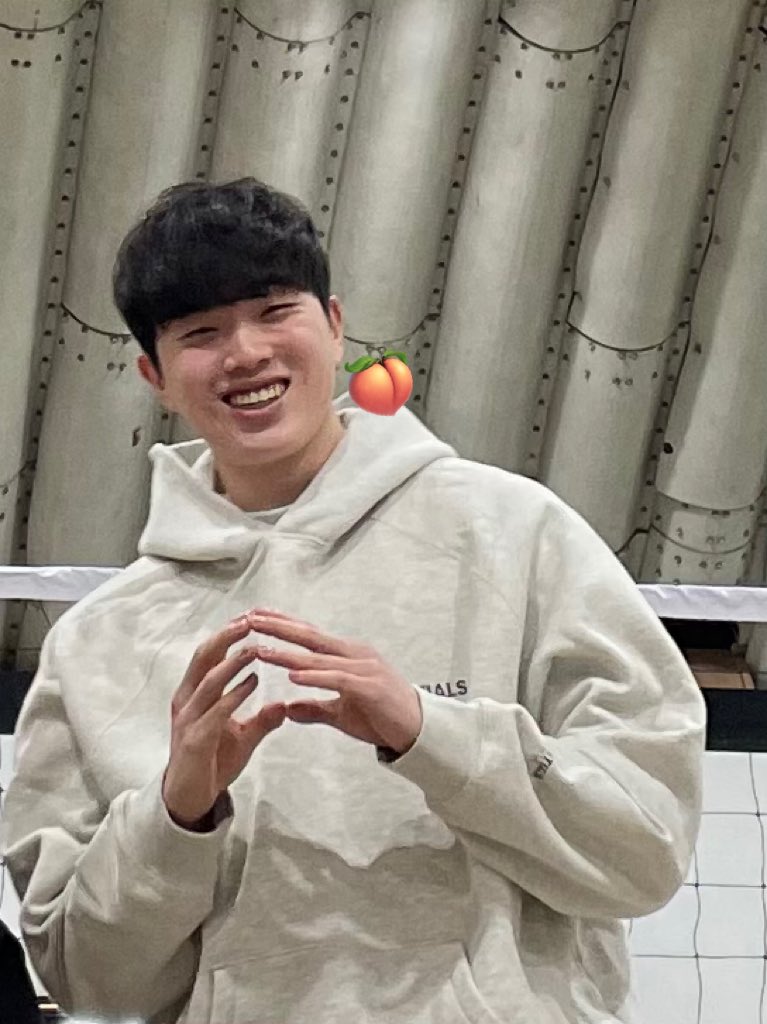 recording_v's tweet photo. 제가 다니는 센터에 방문해주신 선수님..본인이 복숭아면서 복숭아 포즈를 모르시면 어떡해요... https://t.co/Oos2yJVIlV
