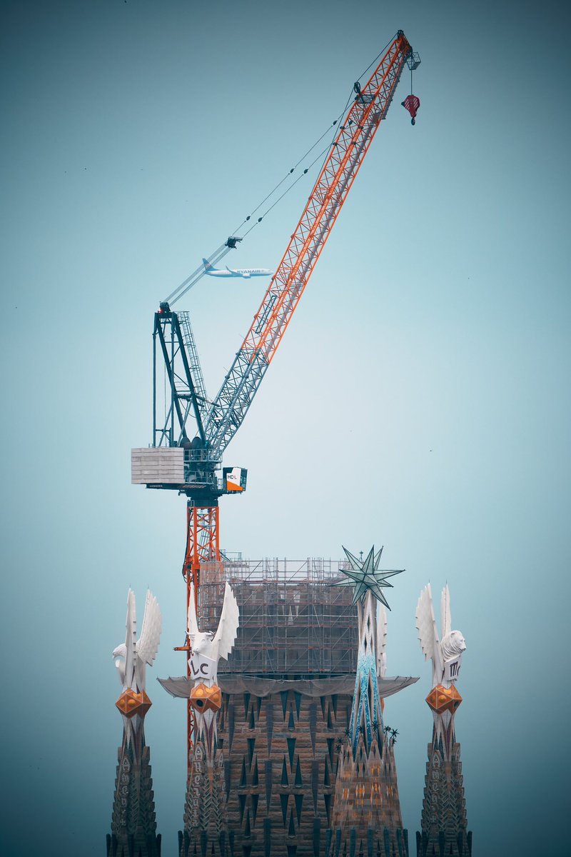 On the way to reach the top soon... With permission from clueless planes 📸 Fujifilm X-T4 📷 Fujinon XF 100-400mm F4.5/5.6 R LM OIS WR ⚙️ Distance 400.0 mm - ISO 400 - f/5.6 - Shutter 1/500 #Barcelona #SagradaFamilia #architecture #photography #photojournalism