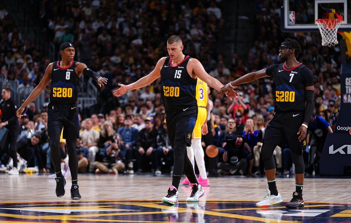 Denver, 20 sayı geriden gelip kazandı! 🇷🇸 Nikola Jokic 🏀 27 sayı 💪 20 ribaund 🤝 10 asist Denver Nuggets 101-99 LA Lakers Seride durum 2-0 oldu.