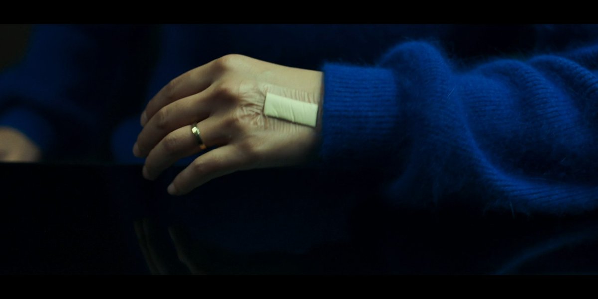 Roryyy_A's tweet photo. I thought the emphasis on rings was subtle yet impactful since both characters notice each other's rings &amp; multiple times throughout the movie the camera had close focused shots. It was like a reminder that the detective was married yet, we see more of Seo-rae than his own wife https://t.co/tq4kj4EUQG