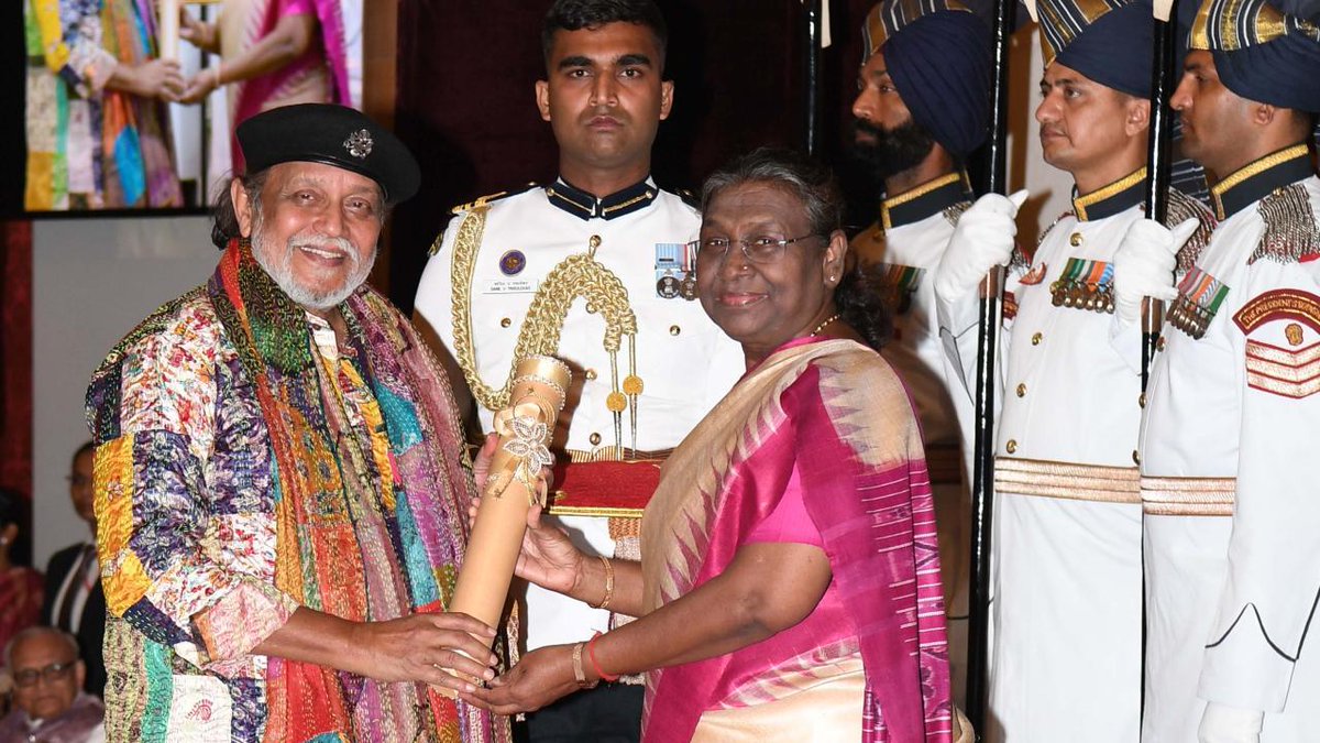 Legendary #Mithun Da conferred with #PadmaBhushan Award by President #DraupadiMurmu
#MithunChakraborty