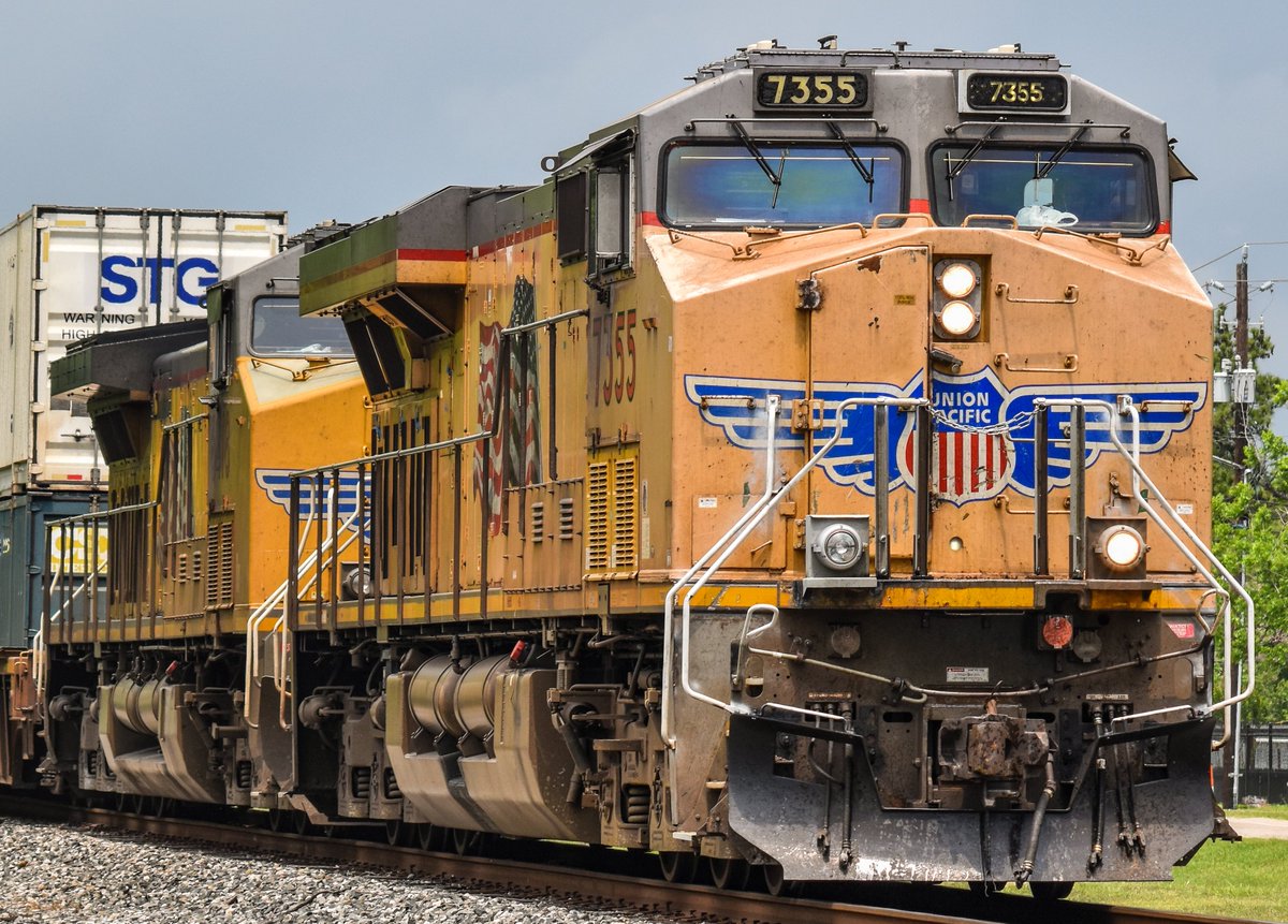 With a blown ditch light, & a mismatched road number sign, @UnionPacific 7355 (GE ES44AC) leads a Z train down the Lufkin sub in Houston, Tx.  #Photography #Train #Trains #Trainphotos #Railphotos #Railroad #Railfanning #Houston