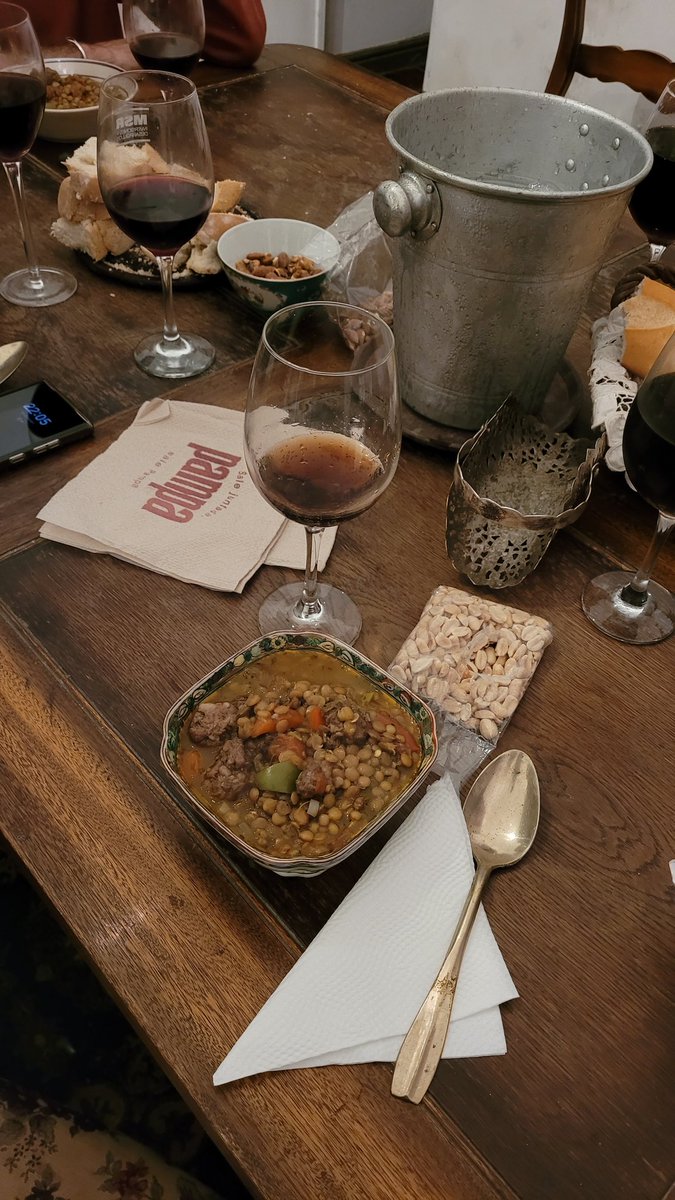 nanocatala's tweet photo. Era obvio que después de semejante día íbamos a terminar viendo la cadena nacional en la casa de Dante Taparelli con mi amigo @kevodolce y comiendo un guiso (? https://t.co/ReO3nsE4Se