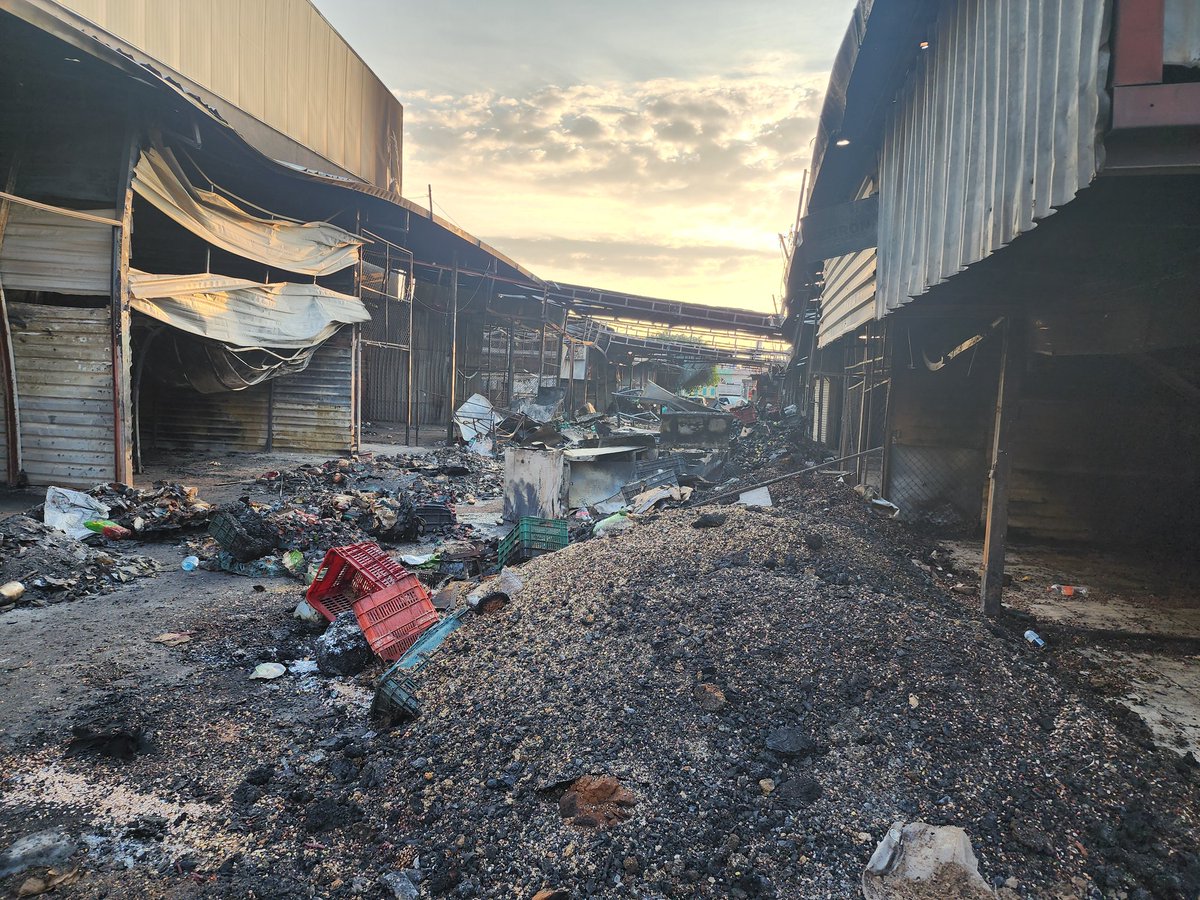 ChikenVargas's tweet photo. Así quedo el mercado de Abastos en la ciudad de #Celaya pero no se habla nada al respecto en los medios... más de 150 locales en ruinas.
#centraldeabastos #Celaya #Guanajuato https://t.co/SsvlKC8IYn