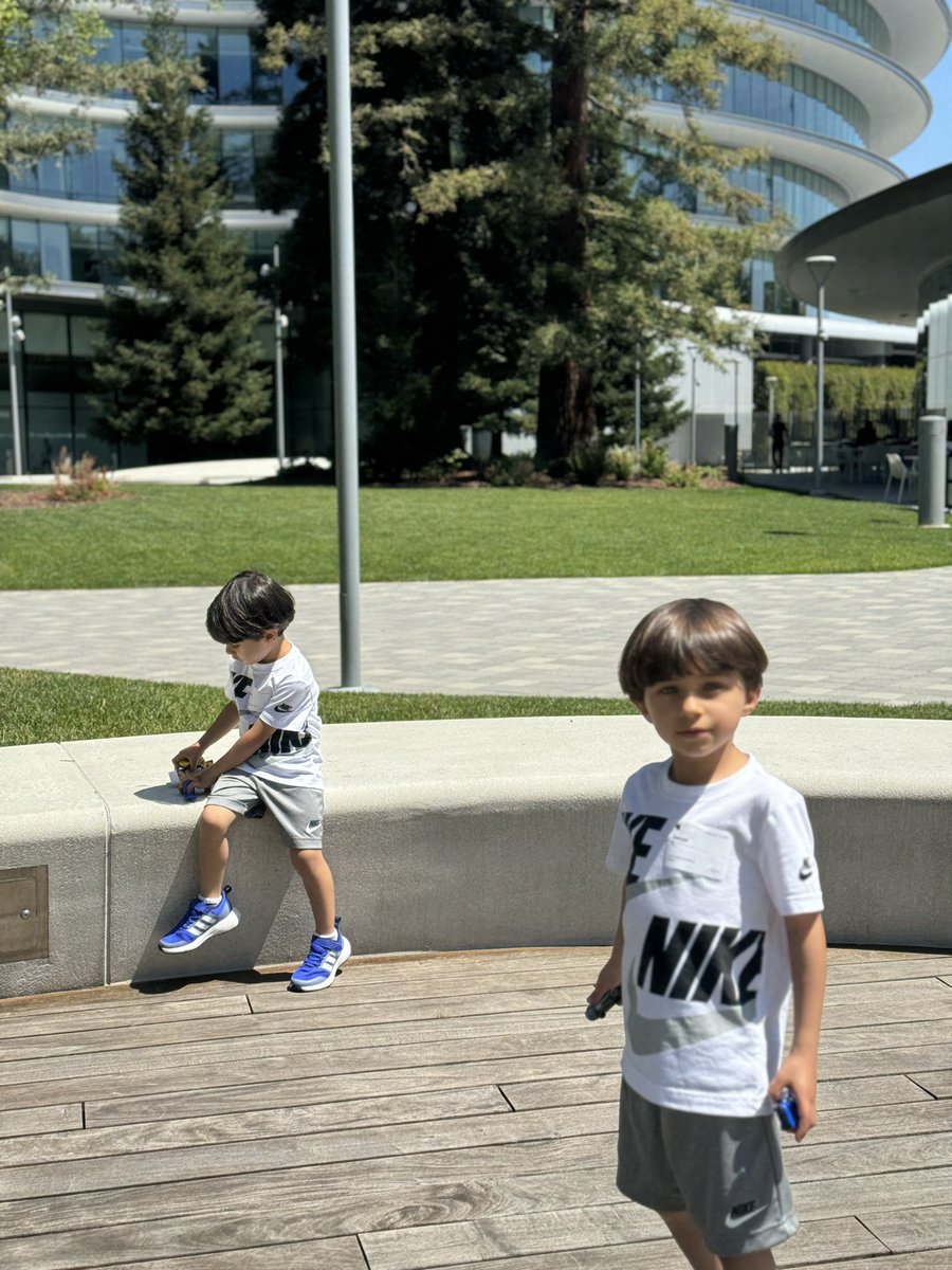 Levei os garotos pra almoçarem no campus da firma. 

É bom demais ter um escritório perto a disposição.

Essa flexibilidade de ir quando quer é maravilhosa. Viva o remoto! Viva o híbrido flexível!