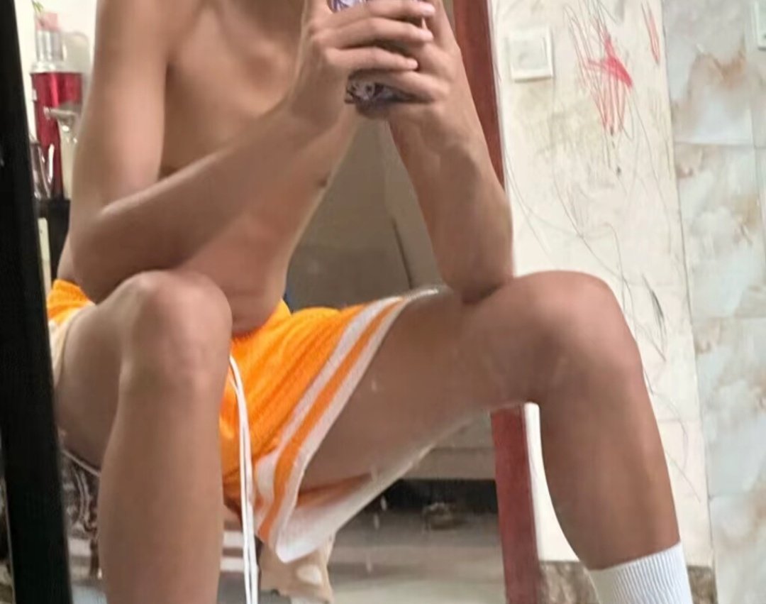 骚逼把头埋在主人裆部来个物理降温