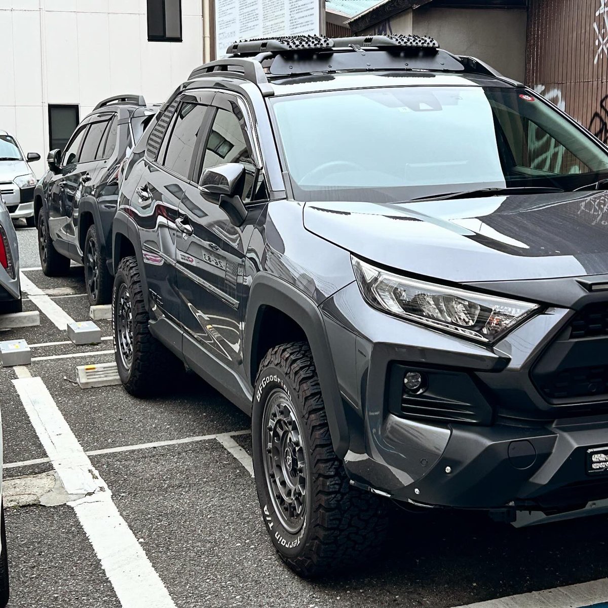 masamas40534926's tweet photo. 同じグレメタオフパケとケツ合わせになってた^_^鏡みたい。#rav4 #offroadpackage https://t.co/RXVez50e3h