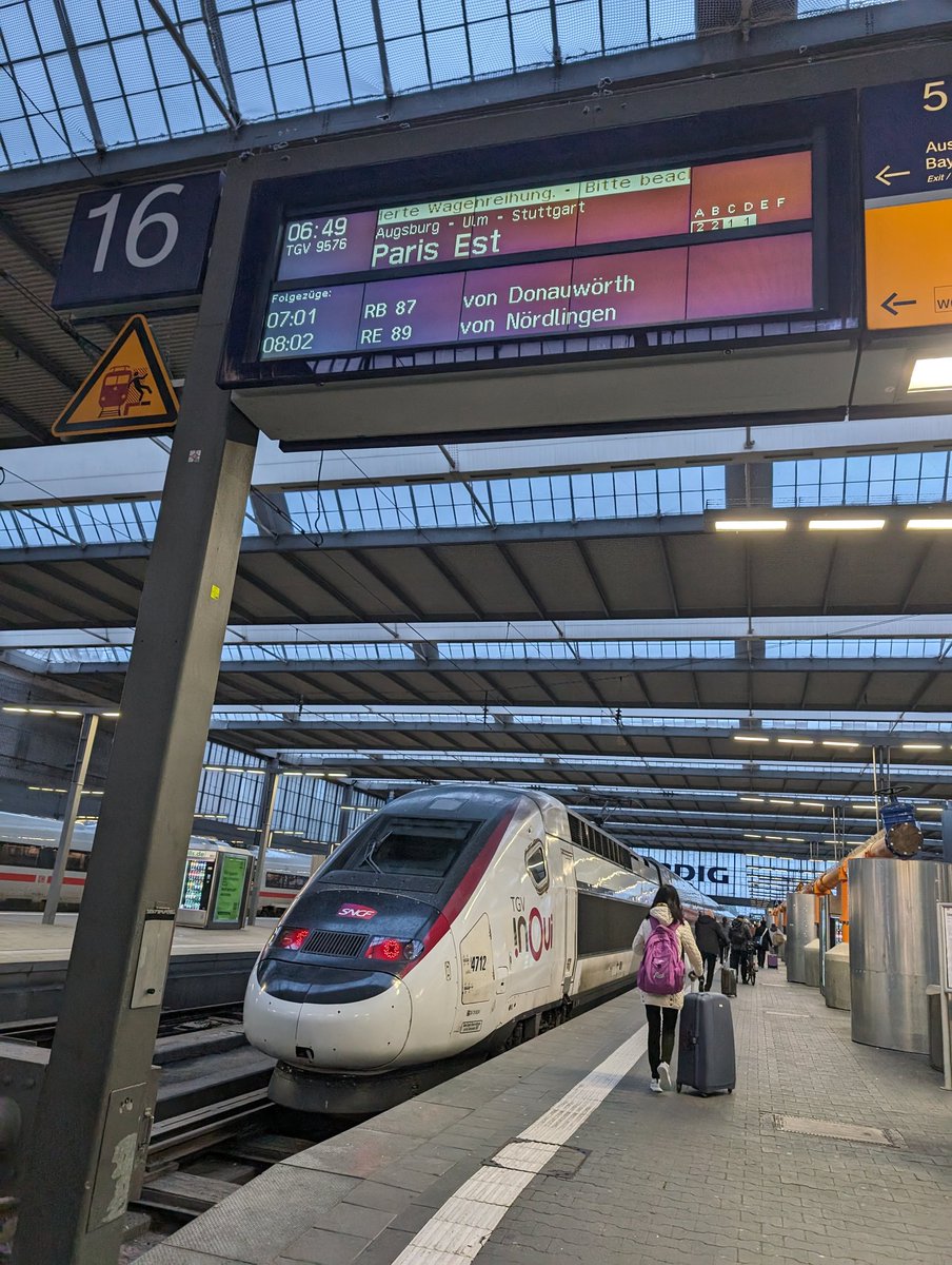sararbg's tweet photo. 🚄 J'ai testé pour vous le train de nuit #OBB #Nighjet Munich-Paris.

C'était super ! (Non) https://t.co/AZZx8ELhRc