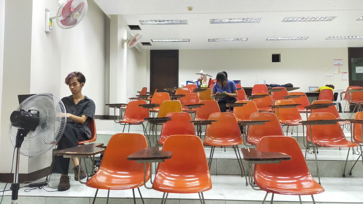 TINGNAN: Binuksan na bilang waiting at study area para sa mga mag-aaral ng Devcom ang Lecture Room 2 (LR2), simula kahapon, Abril 22.

📝: Angelo Del Prado
📸: Dianne Barquilla

#TanglawDevcom
#IkawAngTanglaw 
#MalapitNa

[1/3]
