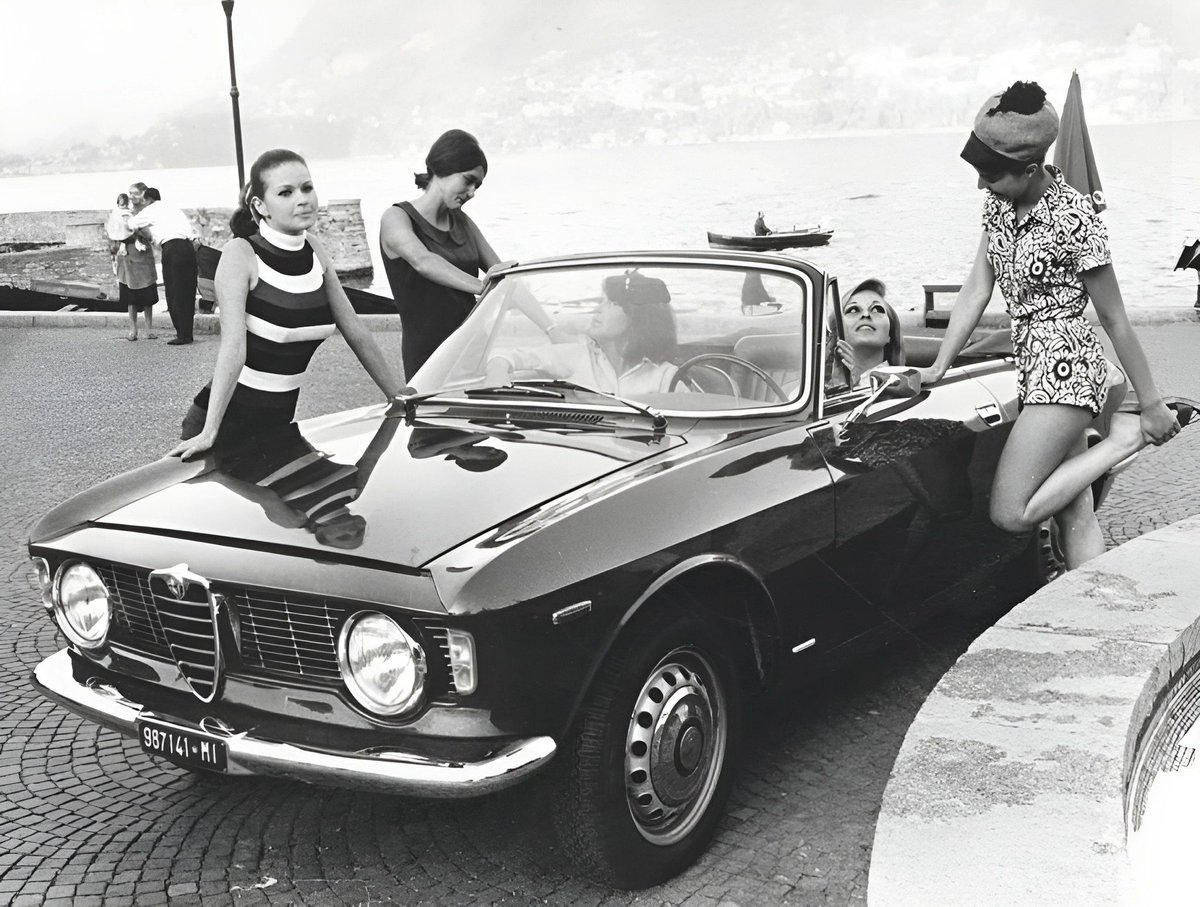 Alfa Romeo Giulia GTC ❤️🇮🇹 
The convertible version of the Giulia Sprint GT from Carrozzeria Touring of Milan 🇮🇹
#AlfaRomeo #PressPhoto #GiuliaGTC #AROC