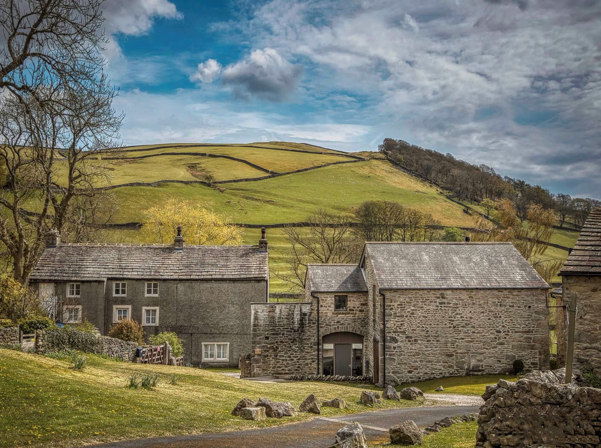 This picture of #Settle Green was shared with us by photographer Alec Scott. Do you recognise it? Would you like to see more photographs of our #YorkshireDales towns and villages? Find out more about visiting them on our website 👇 yorkshiredales.org.uk/places-to-go/t… 📸 Alec Scott