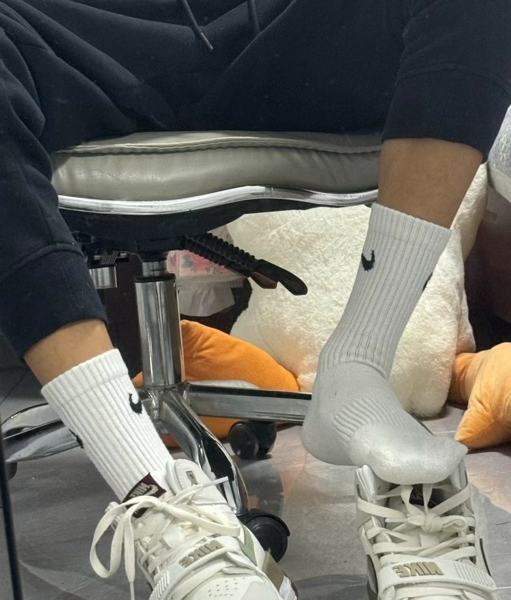 主人脚底的臭香味道是你个骚逼的最爱