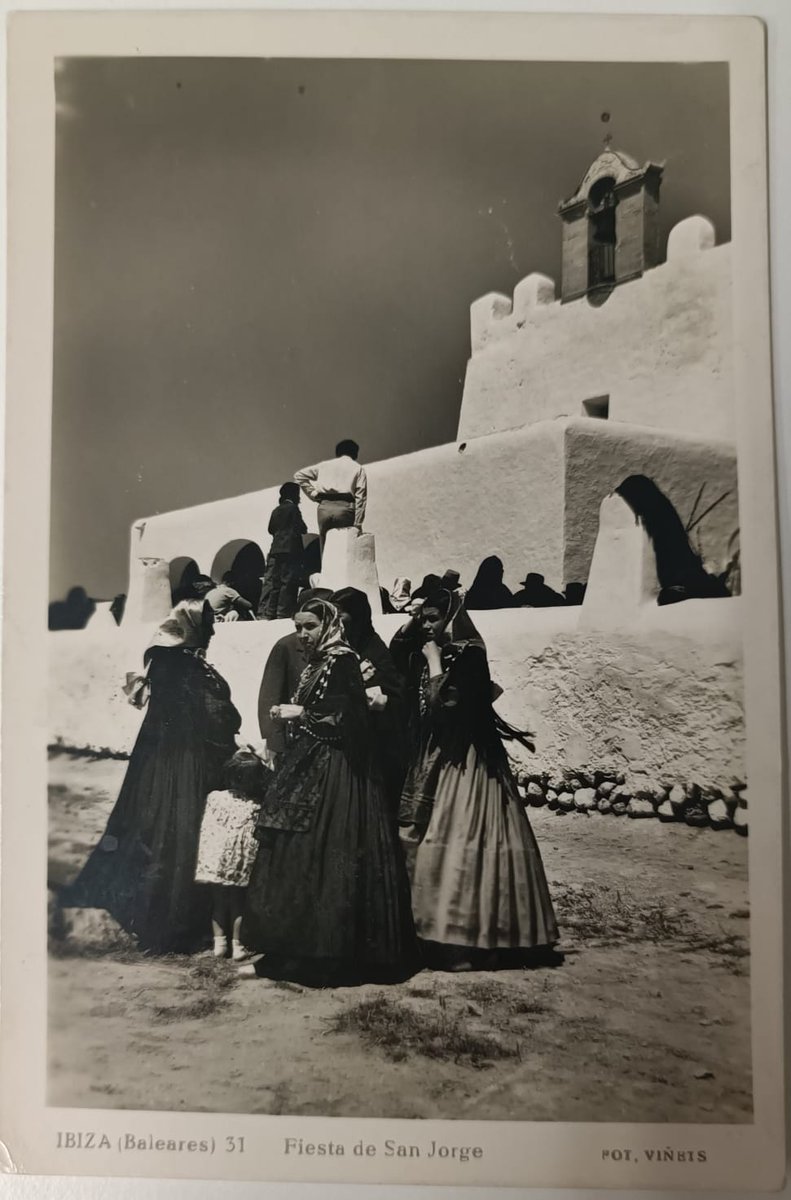 Molts anys i bons, jordiers i jordieres! Adjunt tres postals amb fotos del dia de Sant Jordi a Eivissa els anys 40 del segle passat. La primera és de Quilis i les altres dos de Viñets. Segurament @FannyTurRiera pot datar les imatges millor. ⬇️