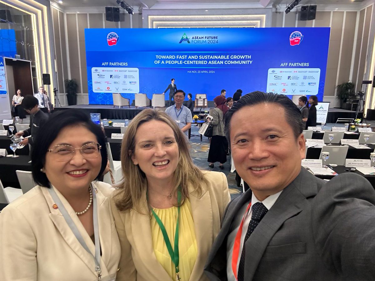 Great to see Dr Son, Vice President of the Diplomatic Academy of 🇻🇳 & friend from Jakarta, HE 🇵🇭 @ASEAN Ambassador Joy, at the ASEAN Futures Forum. Impressive lineup of speakers discussing the future of ASEAN. Thanks 🇻🇳 for hosting. 🇦🇺 has stood with ASEAN since 1974 #ASEAN5OAUS