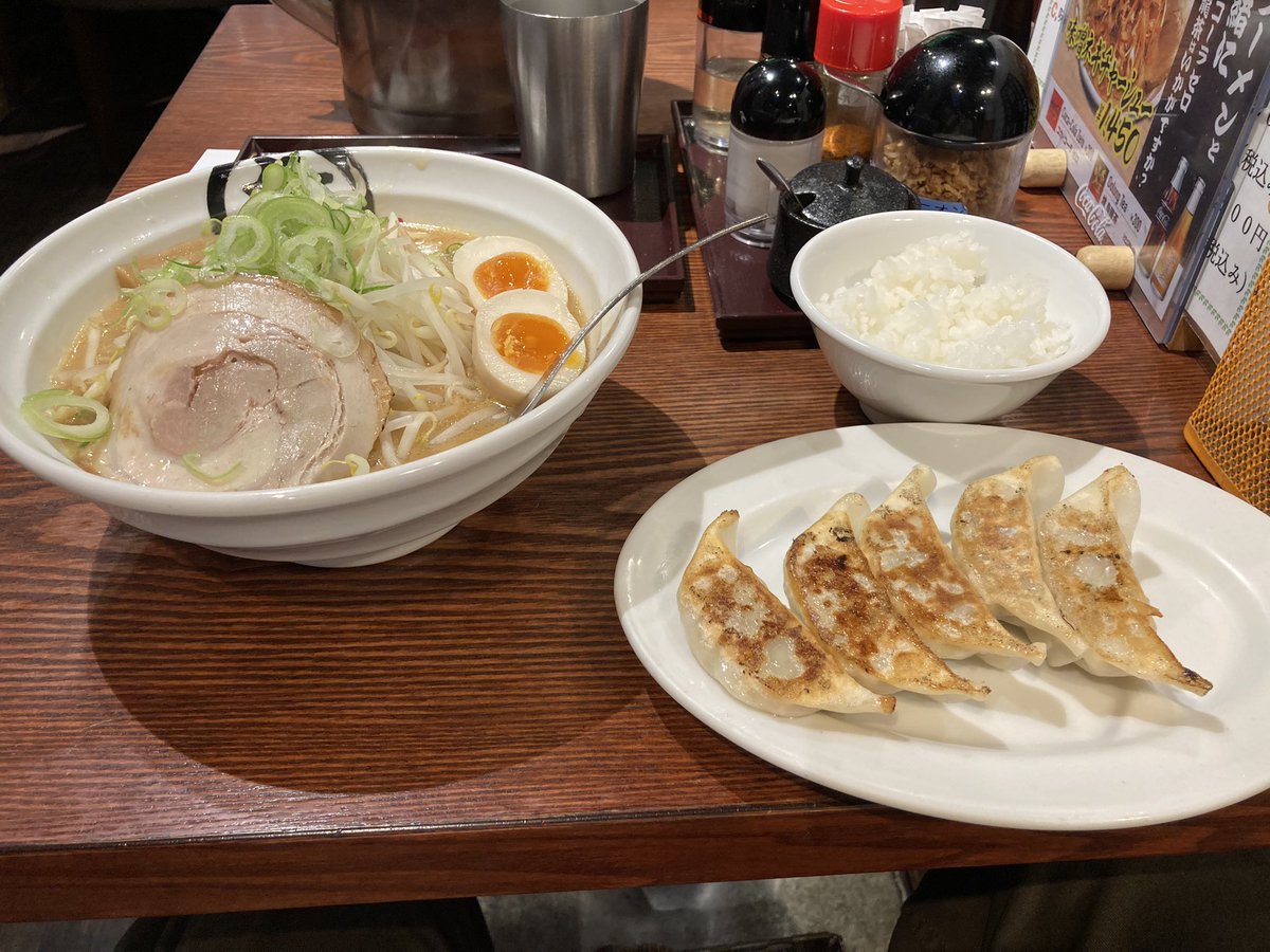 乃木坂まで歩いてまる彦らーめんさんへ行ってきました。 味噌ラーメンいただきました。美味しかったです。 そして乃木坂ちゃんがいっぱいでした。 #まる彦らーめん