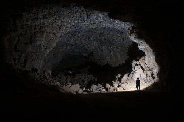 ⭕️ This Lava Tube in Saudi Arabia Has Been a Human Refuge for 7,000 Years Ancient humans left behind numerous archaeological traces in the cavern, and scientists say there may be thousands more like it on the Arabian Peninsula to study. ℹ️ nytimes.com/2024/04/17/sci…