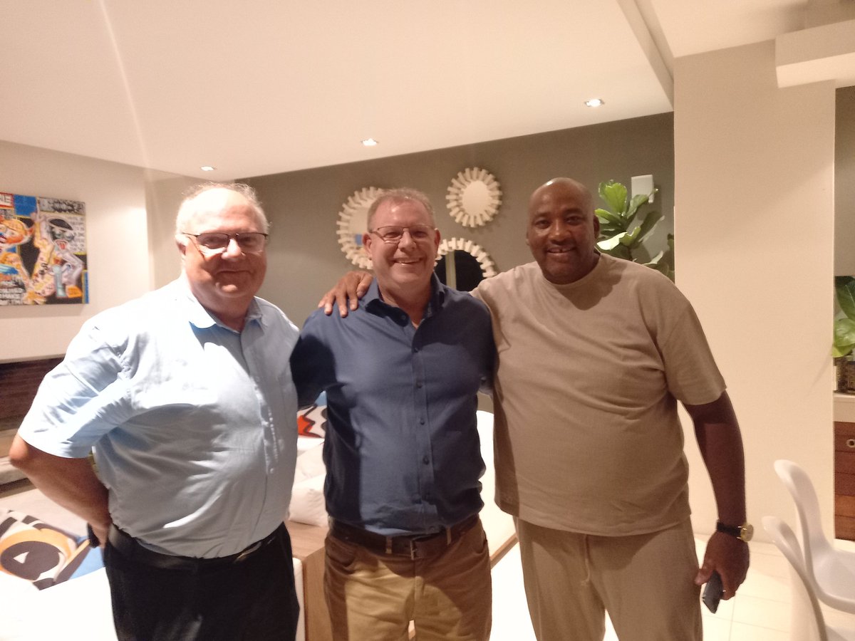 What is @GaytonMcK doing, posing in a photo with @philcraig2 Coloured people in the Western Cape, don't vote for Gayton, he will sell you out in the name of the Lord.