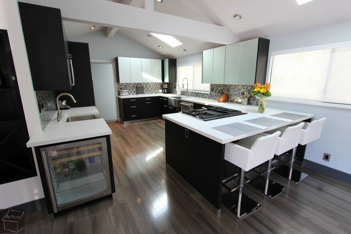 Modern kitchen remodel with APlus custom sophia line cabinets, White Quartz countertops, Thermador Appliances in San Clemente, Orange County aplushomeimprovements.com/portfolio_page… #kitchenremodel #KitchenCabinetsOrangeCounty #cabinets #construction #customremodel #contractor #kitchencabinets