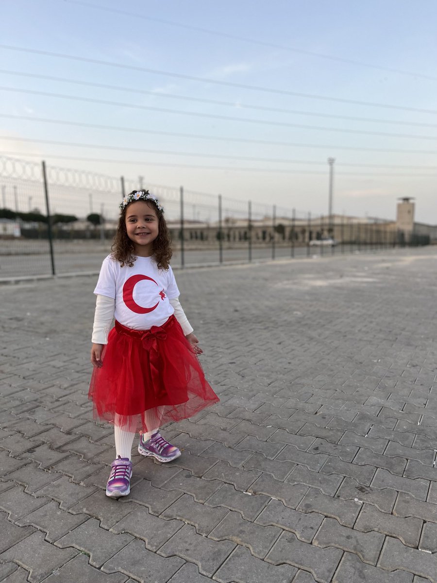 Sevgili Vera Kahraman, senin ve bütün çocukların Ulusal Egemenlik ve Çocuk Bayramınızı kutluyor, Sevgili Babanın en kısa zamanda özgürlüğüne kavuşmasını diliyorum.