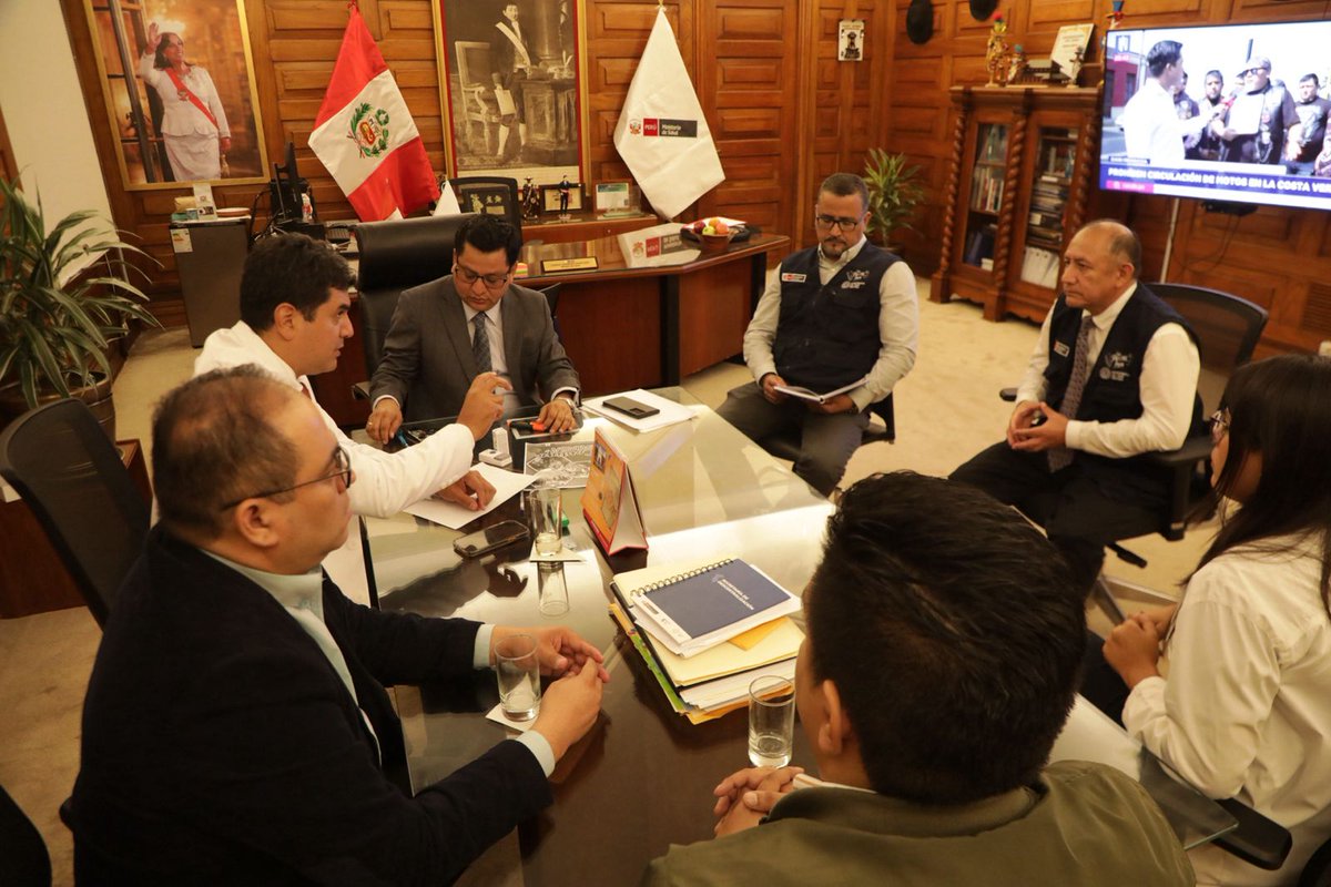 Minsa_Peru's tweet photo. Gracias a una productiva mesa de trabajo entre el #Minsa y el @CMP_PERU, hemos resuelto todas las dudas relacionadas con la adjudicación de plazas médicas del SERUMS, permitiendo que el proceso se reinicie prontamente.

El ministro @cvasquezsanchez y el Decano Pedro Riega destacaron la eficiencia y transparencia del proceso: "Solucionamos las preocupaciones en menos de 12 horas, reafirmando nuestro compromiso con la equidad y la claridad."

👏 El decano del @CMP_PERU felicitó al #Minsa por su disposición a mantener un proceso limpio y transparente.