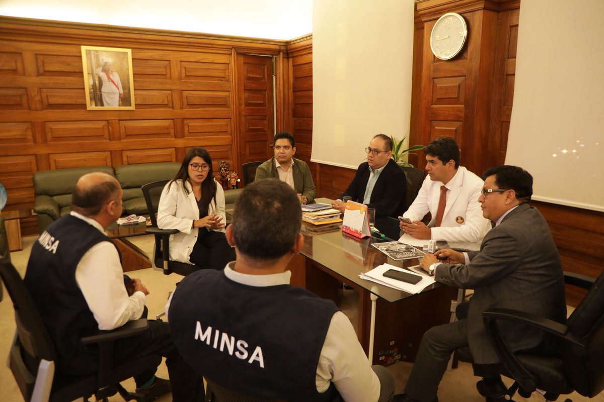 Minsa_Peru's tweet photo. Gracias a una productiva mesa de trabajo entre el #Minsa y el @CMP_PERU, hemos resuelto todas las dudas relacionadas con la adjudicación de plazas médicas del SERUMS, permitiendo que el proceso se reinicie prontamente.

El ministro @cvasquezsanchez y el Decano Pedro Riega destacaron la eficiencia y transparencia del proceso: "Solucionamos las preocupaciones en menos de 12 horas, reafirmando nuestro compromiso con la equidad y la claridad."

👏 El decano del @CMP_PERU felicitó al #Minsa por su disposición a mantener un proceso limpio y transparente.